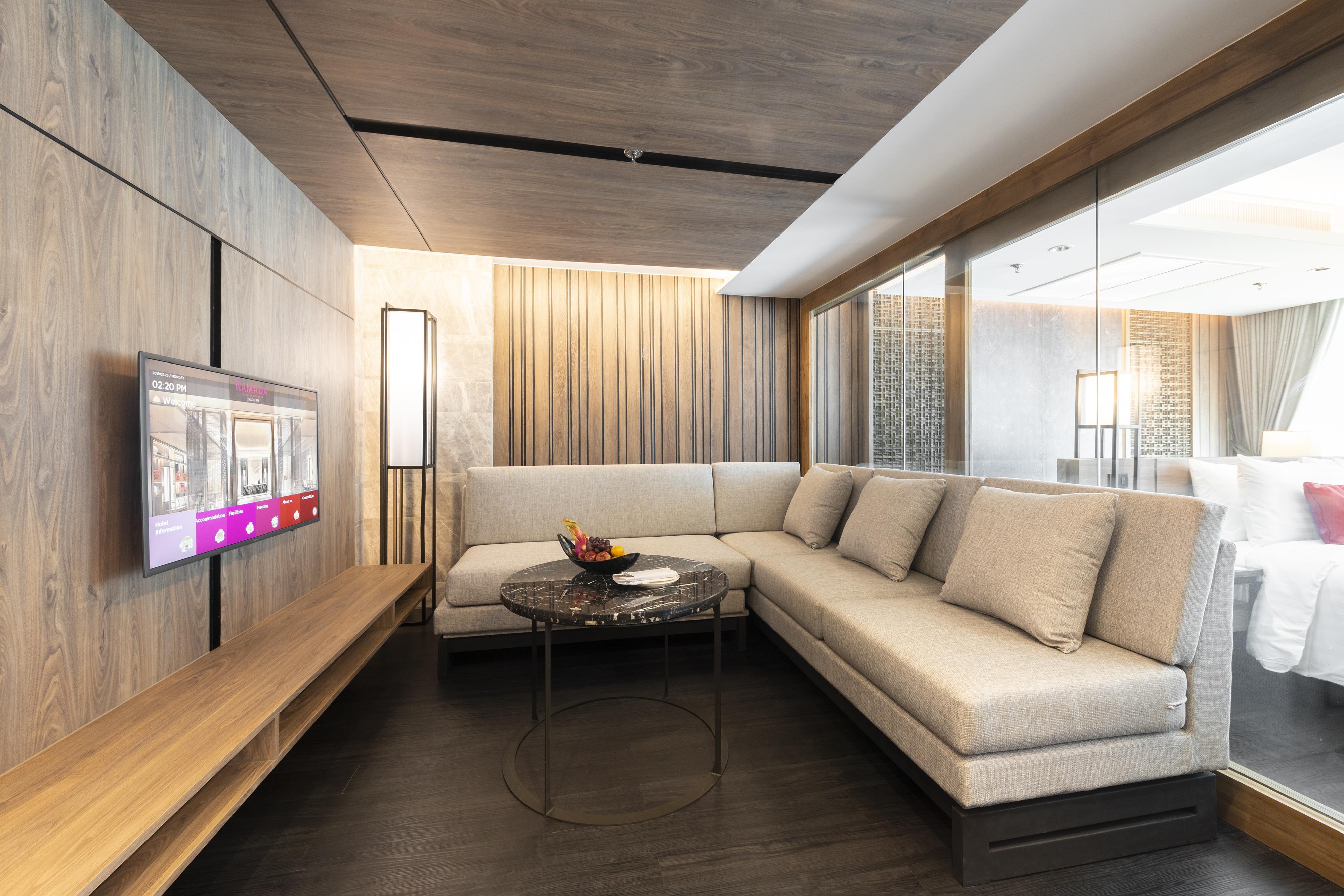 فندق رمادا بلازا باي ويندهام تشاو فاه فوكيت Phuket المظهر الخارجي الصورة A living room in a hotel suite