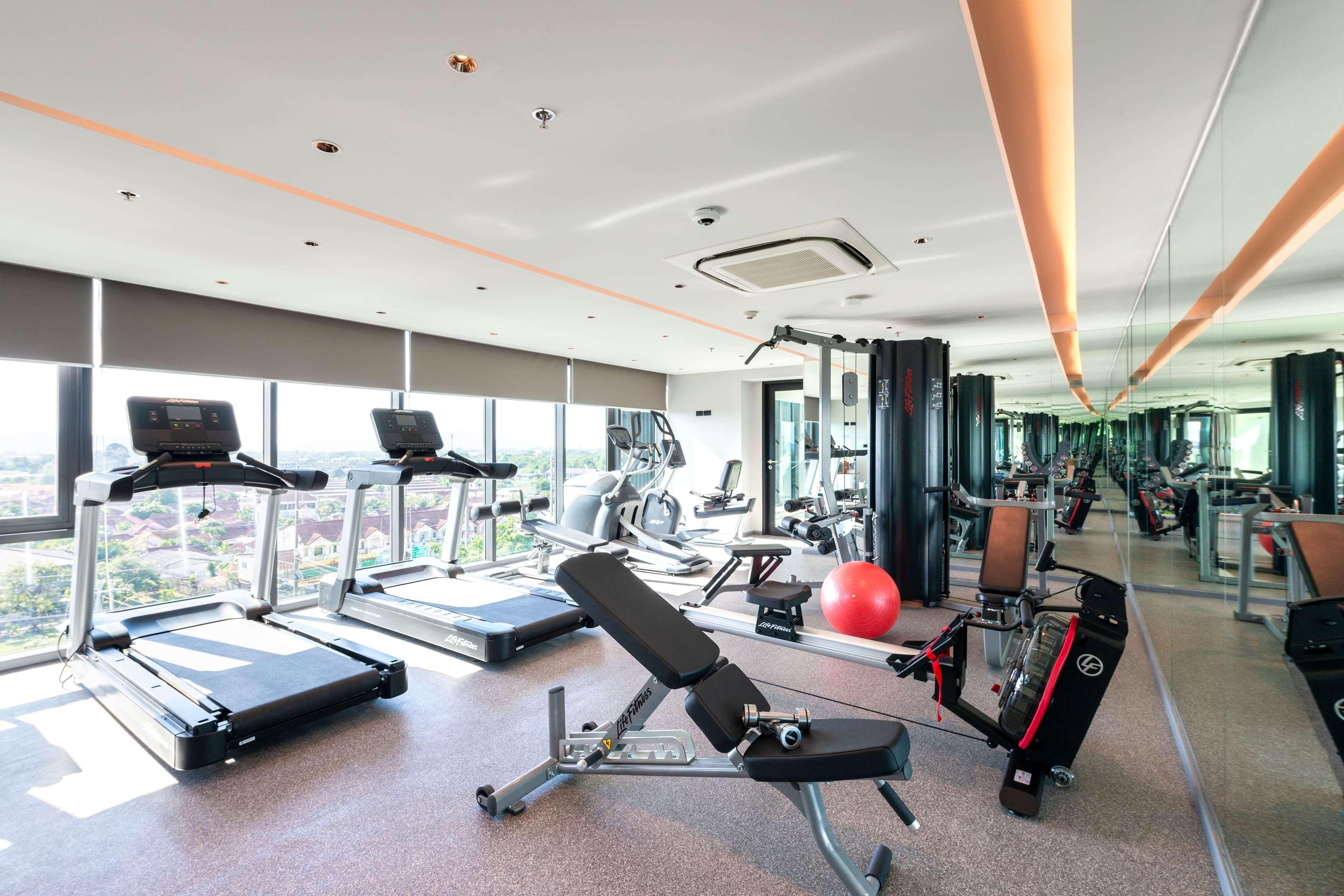 فندق رمادا بلازا باي ويندهام تشاو فاه فوكيت Phuket المظهر الخارجي الصورة A gym in a hotel