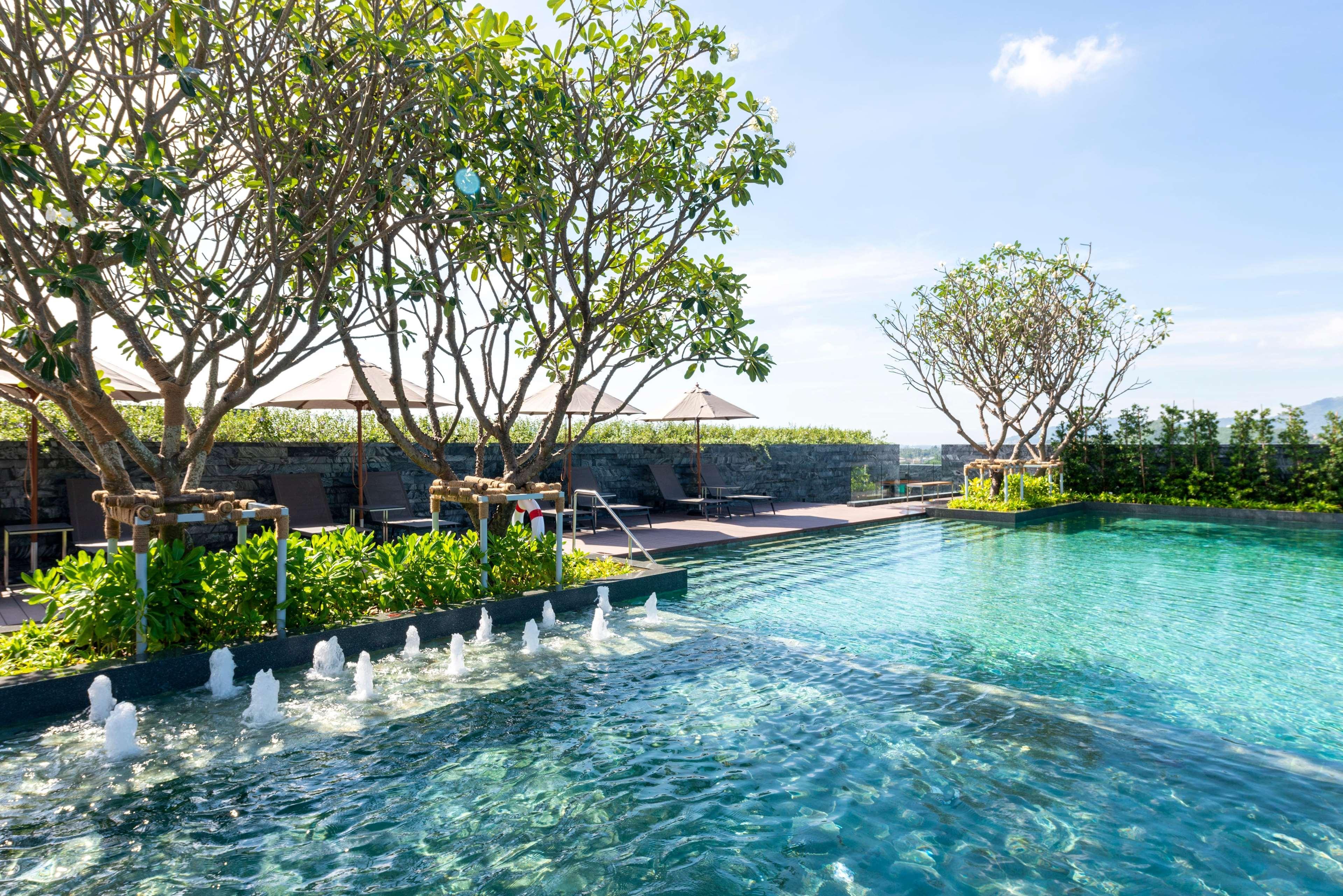 فندق رمادا بلازا باي ويندهام تشاو فاه فوكيت Phuket المظهر الخارجي الصورة The swimming pool at the hotel