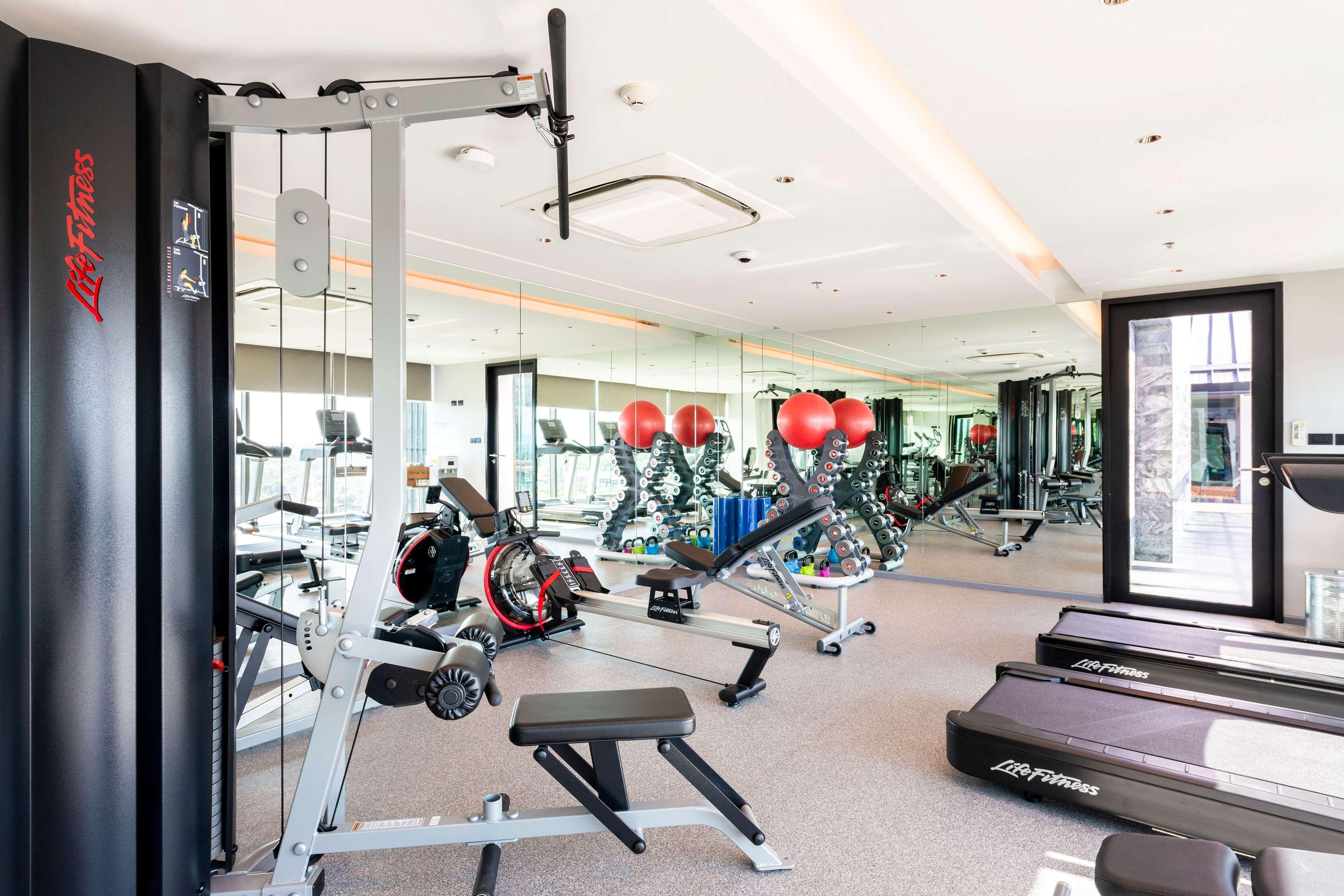 فندق رمادا بلازا باي ويندهام تشاو فاه فوكيت Phuket المظهر الخارجي الصورة The gym at the hotel