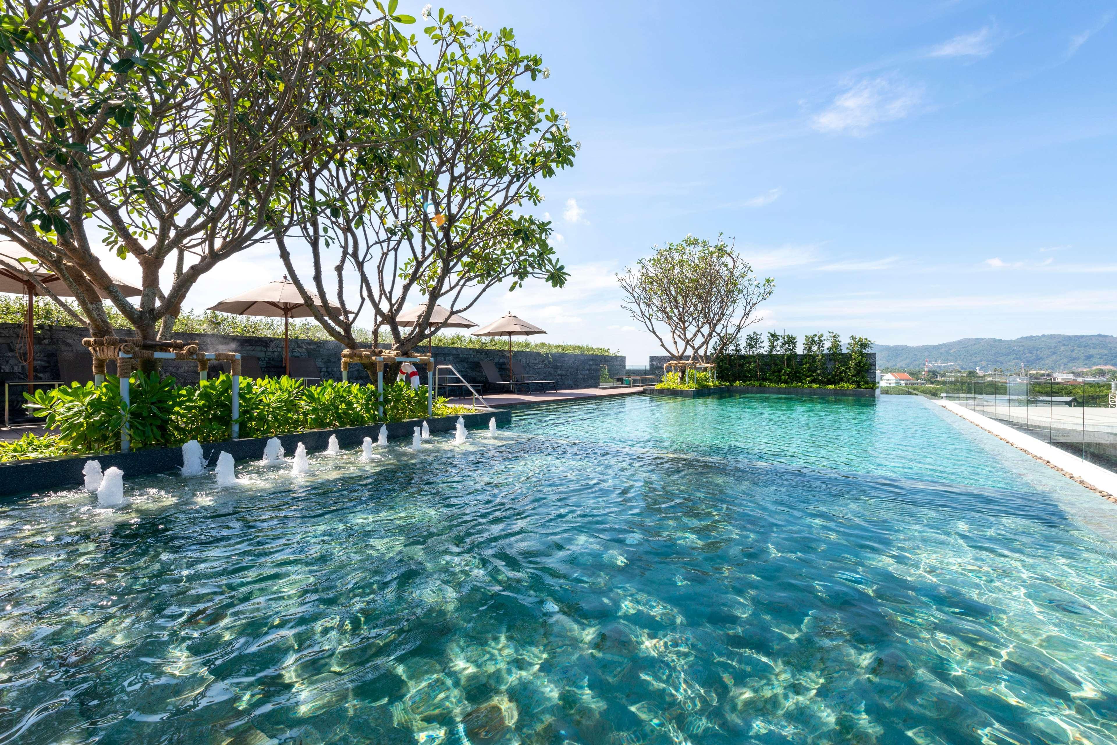 فندق رمادا بلازا باي ويندهام تشاو فاه فوكيت Phuket المظهر الخارجي الصورة Infinity pool at the U Sathorn