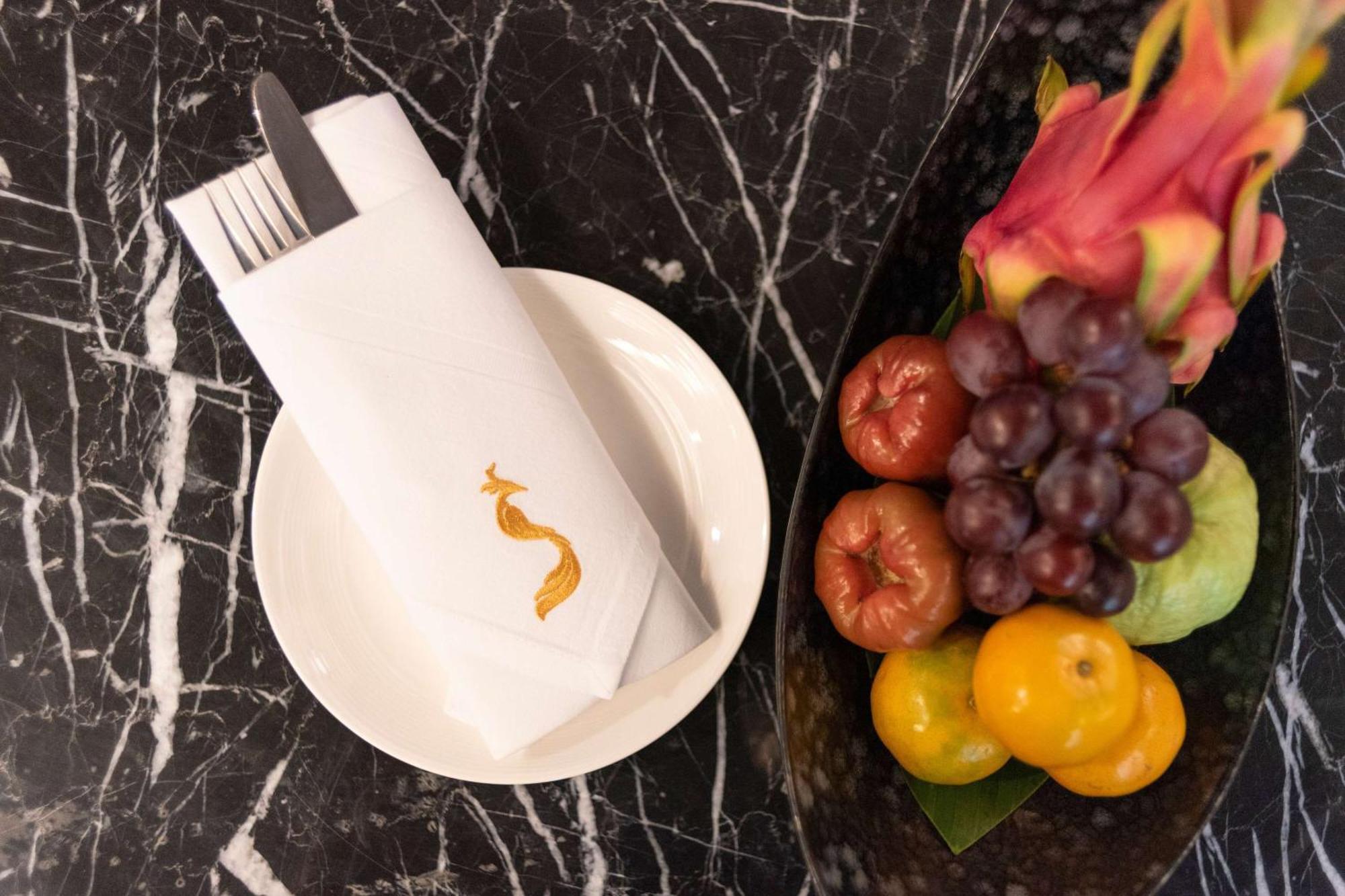 فندق رمادا بلازا باي ويندهام تشاو فاه فوكيت Phuket المظهر الخارجي الصورة Fruit platter at the Mandarin Oriental, Bangkok