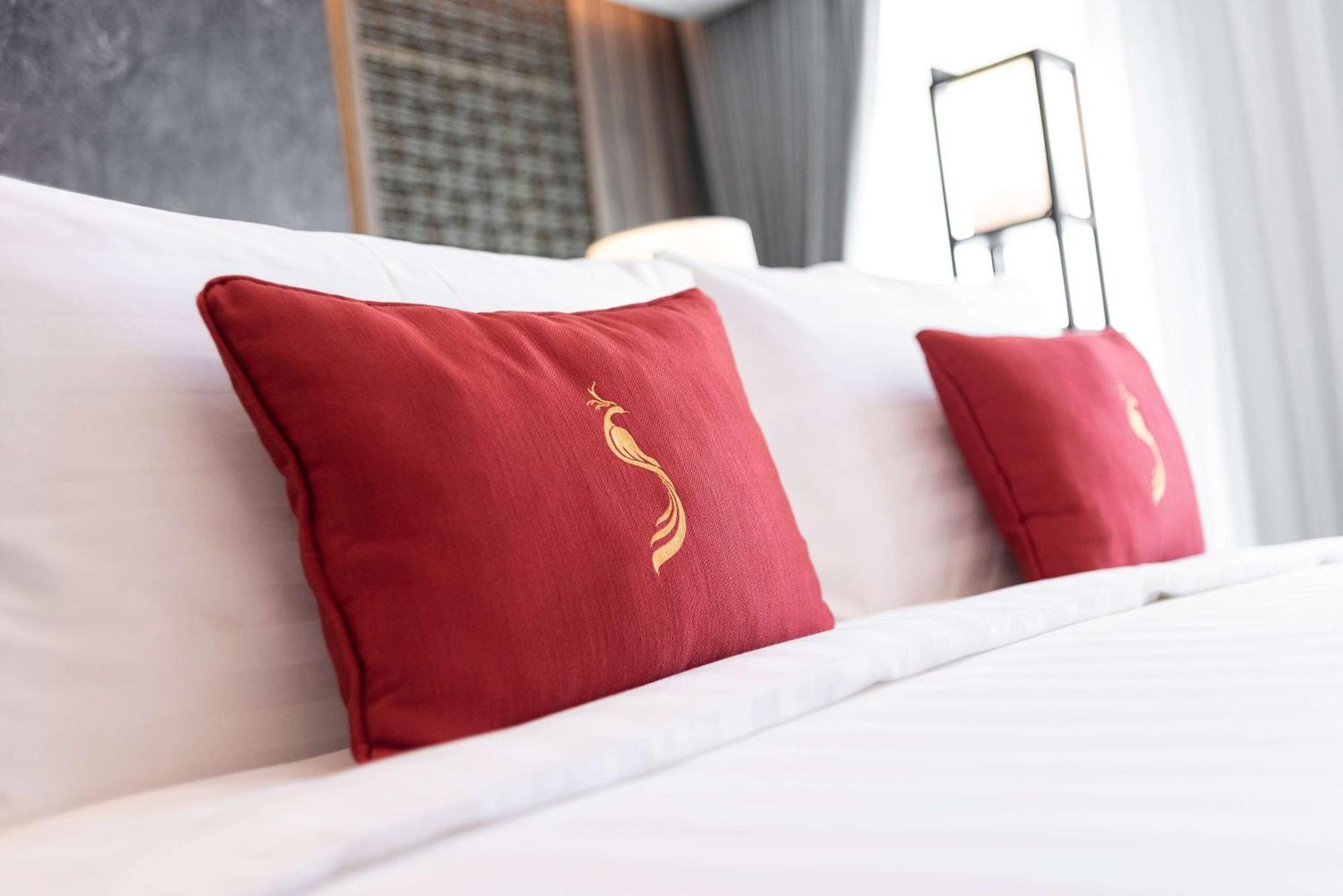 فندق رمادا بلازا باي ويندهام تشاو فاه فوكيت Phuket المظهر الخارجي الصورة The hotel's logo on the pillows